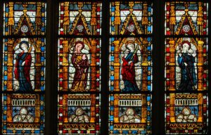 Glas in lood ramen in kerk